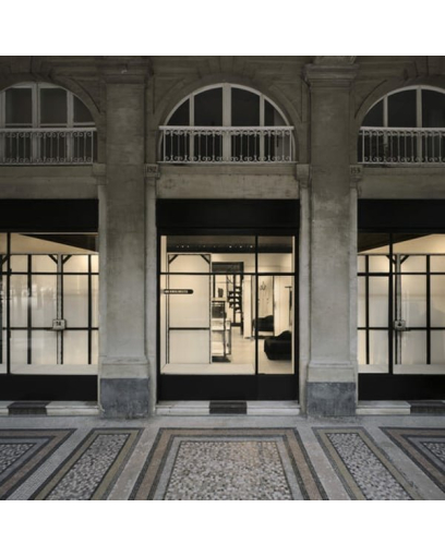 Sous les arcades du Palais-Royal, une ombre belge vient de poser ses valises
