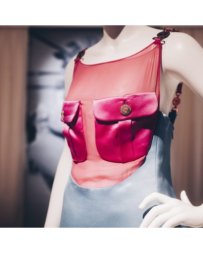 Cent vingt silhouettes Versace ont pris possession du musée du sculpteur