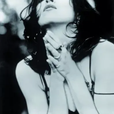 Le bonheur se trouve sur une plage en Italie