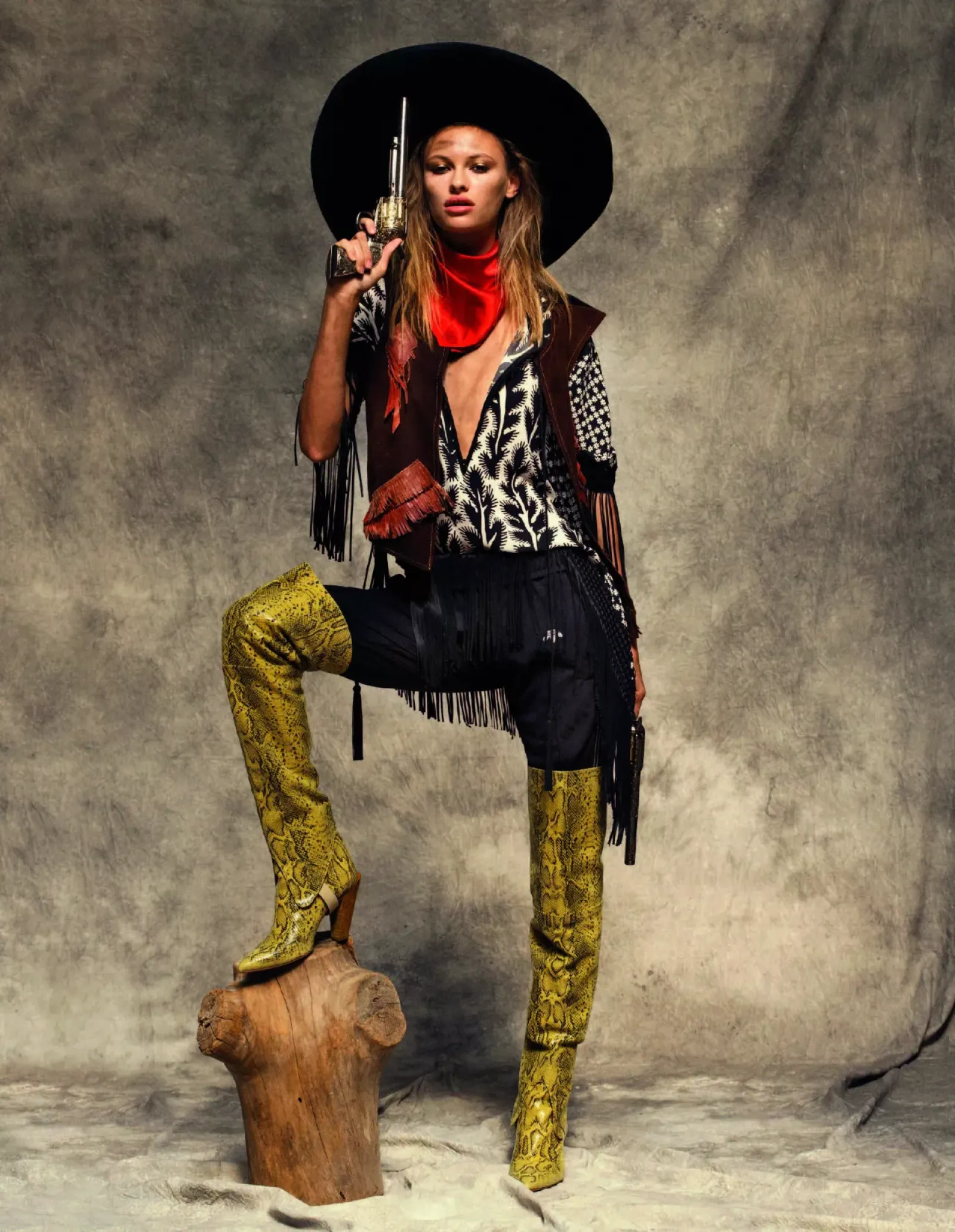 Top à patchwork en soie imprimée et franges Andrew GN, Pantalon noir Adidas by Alexander Wang, Bottes en cuir de chèvre imprimé python AF Vandevorst, Veston et foulard Sommier Paris, Grand chapeau à feutre Maxium - IMG 1