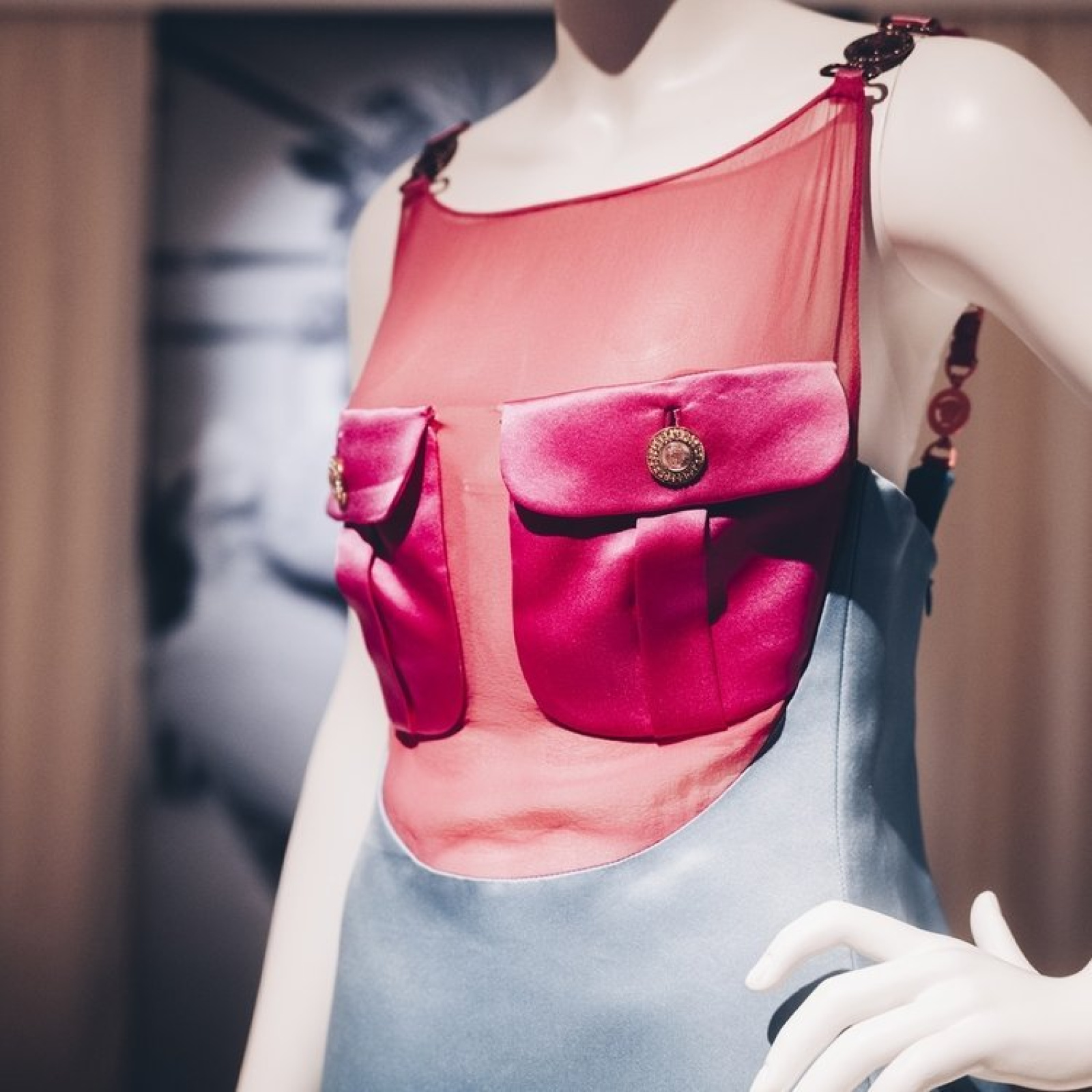 Cent vingt silhouettes Versace ont pris possession du musée du sculpteur