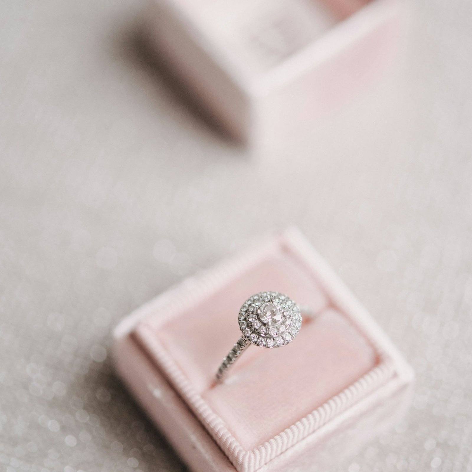Une pomme, un diamant rose et cent ans de silence