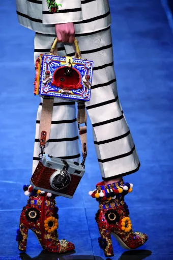 Mariage à l’Italienne du Printemps-Été 2016&nbsp;… La rayure, à évocation marine, croise Murano et les broderies des saintes madones en version Dolce Vita chez Dolce Gabbana