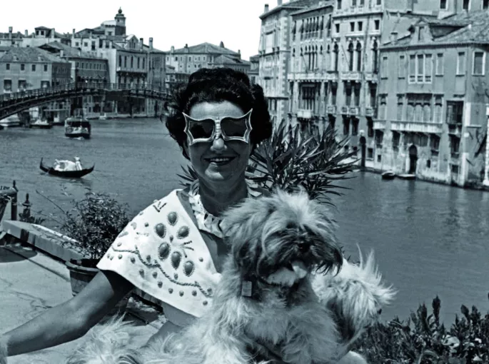 Peggy Guggenheim prend un bain de soleil sur la terrasse de son « Palazzo » à Venise en 1950 arborant ses lunettes « chauve-souris » créées par Edward McCarth.
