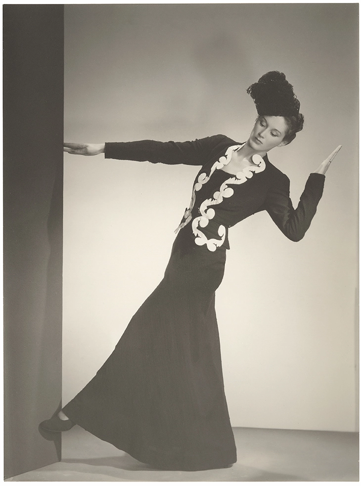 Attribué à George Platt Lynes, Lisa Fonssagrives en veste « Volutes » Schiaparelli en jersey bleu carbone, Paris 1937 Tirage gélatino-argentique Collection MEP, Paris. Don de l’Archive Tom Penn © The George Platt Lynes Estate