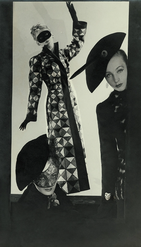 Erwin Blumenfeld, Lisa Fonssagrives portant un manteau Schiaparelli en feutre multicolore, bicornes Schiaparelli, pour Vogue France, décembre 1938 Tirage gélatino-argentique Promesse de don de l’Archive Tom Penn © The Estate of Erwin Blumenfeld 2023