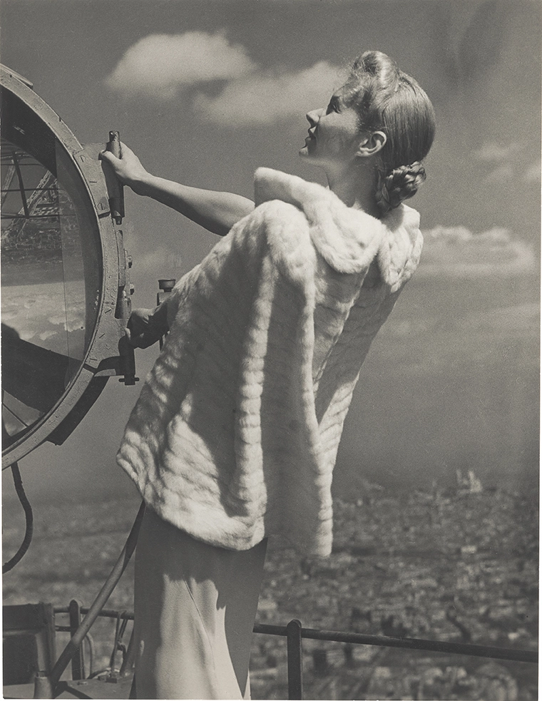 Erwin Blumenfeld, Lisa Fonssagrives porte une cape Weill en hermine blanche, Tour Eiffel, Paris, Vogue France, mai 1939 Tirage gélatino-argentique Promesse de don de l’Archive Tom Penn © The Estate of Erwin Blumenfeld 2023