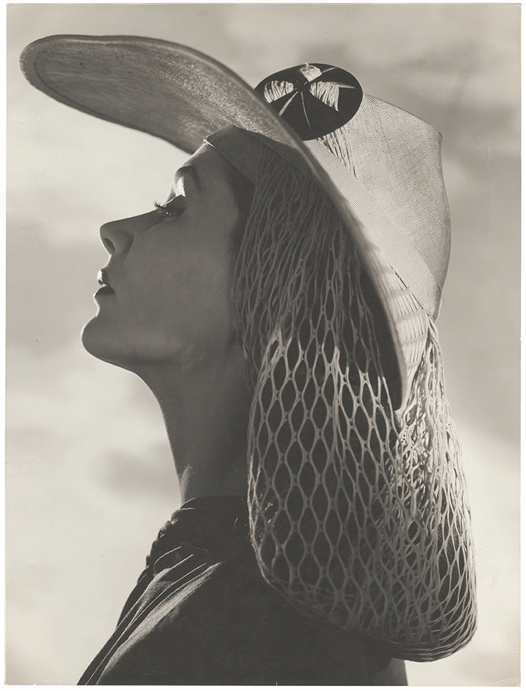 Erwin Blumenfeld, Lisa Fonssagrives, chapeau de plage, Harpers’ Bazaar, janvier 1942 Tirage gélatino-argentique Promesse de don de l’Archive Tom Penn © The Estate of Erwin Blumenfeld 2023