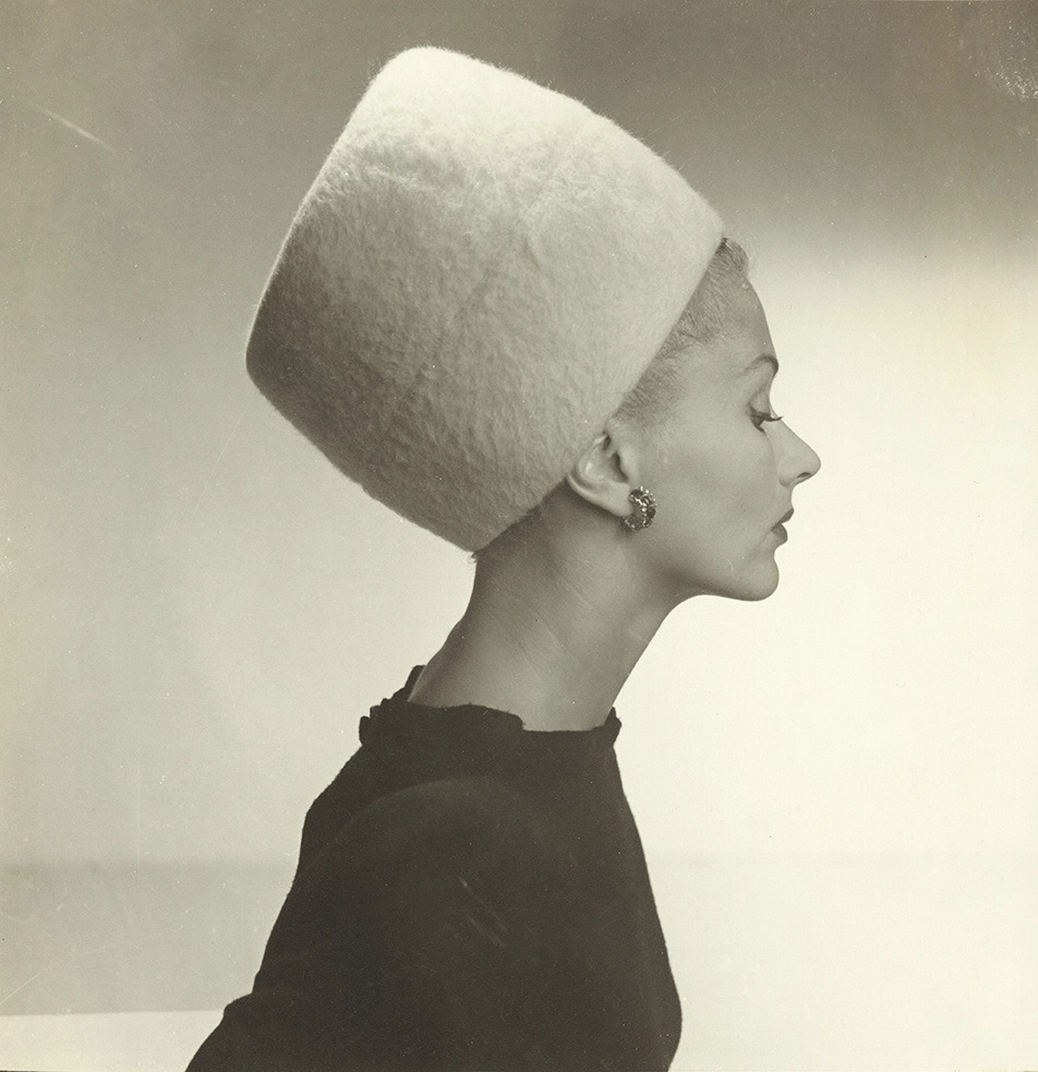 Louise Dahl-Wolfe, Lisa Fonssagrives portant un chapeau pain de sucre 'King Tut' Hattie Carnegie, bijoux Verdura. Harper’s Bazaar, septembre 1945 Tirage gélatino-argentique Prêt de l’Archive Tom Penn © Center for Creative Photography, Arizona Board of Reg - IMG 19
