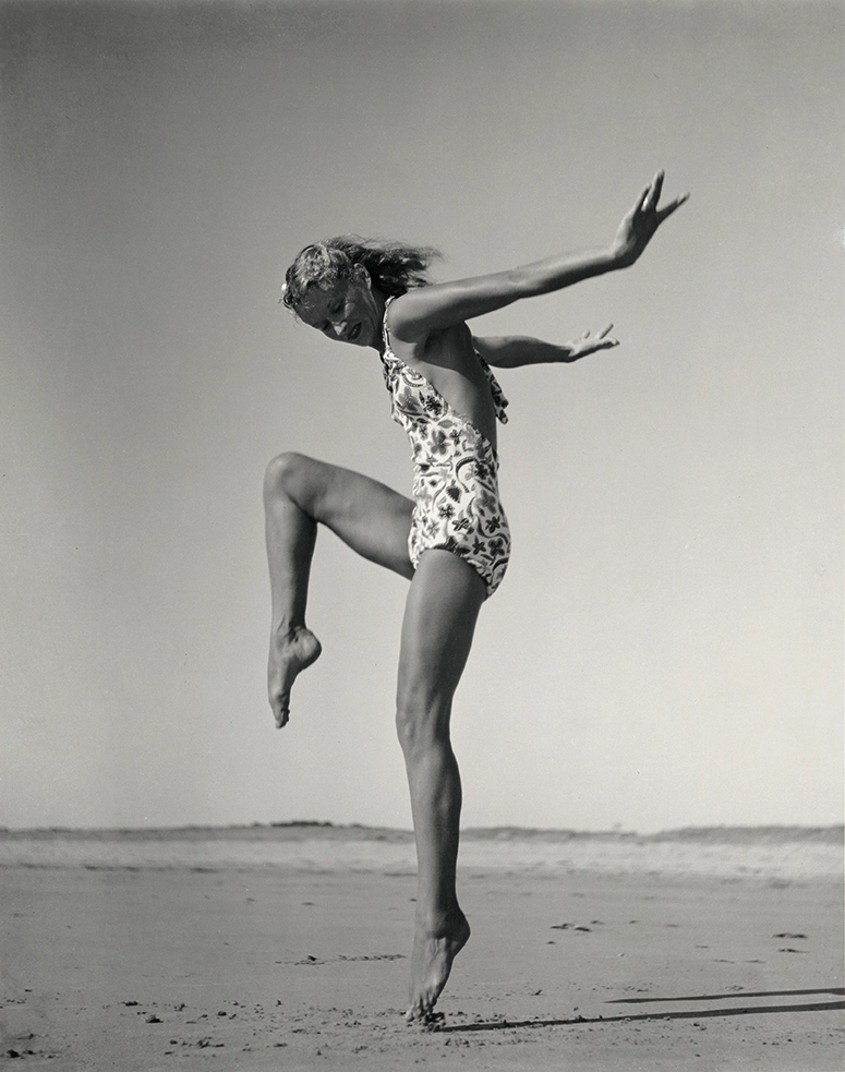 Fernand Fonssagrives, Lisa Fonssagrives, « Élan », plage de Noirmoutier, France, 1935 Tirage gélatino-argentique Collection MEP, Paris. Don de l’Archive Tom Penn © Estate of Fernand Fonssagrives