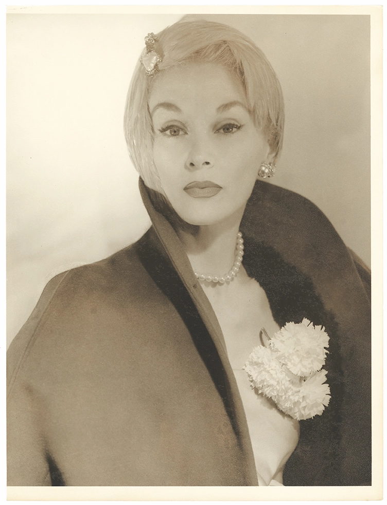 Horst P. Horst, Lisa Fonssagrives Penn en costume de laine doublée de rat musqué Charles James, chapeau à plumes, M. John, Vogue US, 15 février 1950 Tirage gélatino-argentique Prêt de l’Archive Tom Penn © Condé Nast