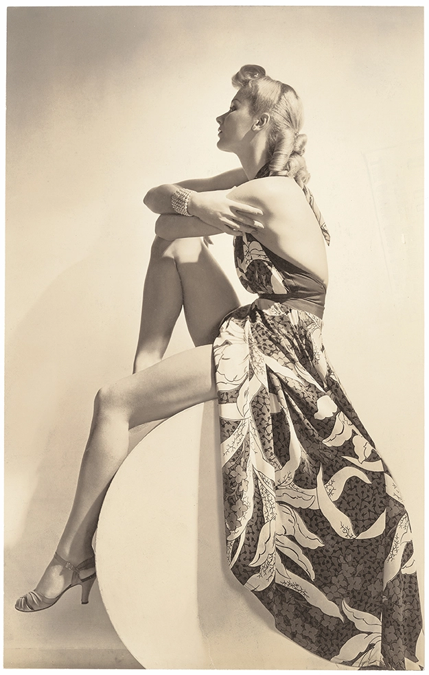 Horst P. Horst, Lisa Fonssagrives en tenue de bain Brigance en soie fleurie, Vogue US, 15 décembre 1939 Tirage gélatino-argentique Collection MEP, Paris. Don de l’Archive Tom Penn © Condé Nast