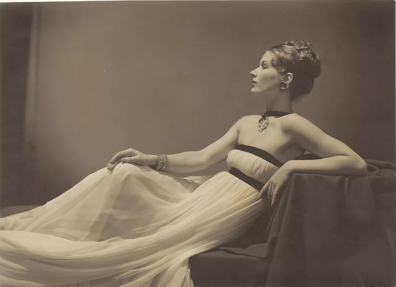 George Hoyningen-Huene, Lisa Fonssagrives portant une robe directoire Vionnet en mousseline blanche, Harper’s Bazaar, 15 mars 1938 Tirage gélatino-argentique Prêt de l’Archive Tom Penn © George Hoyningen-Huene, Estate Archives - IMG 17