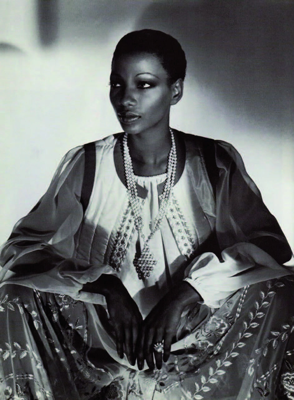 En 1978, Jules-Francois Crahay dessine sa bohème orientaliste avec une blouse ivoire sur pantalon en georgette brodée, le tout porté avec une veste en taffetas. Les broderies dorées sont réalisées par Lesage. - IMG 9