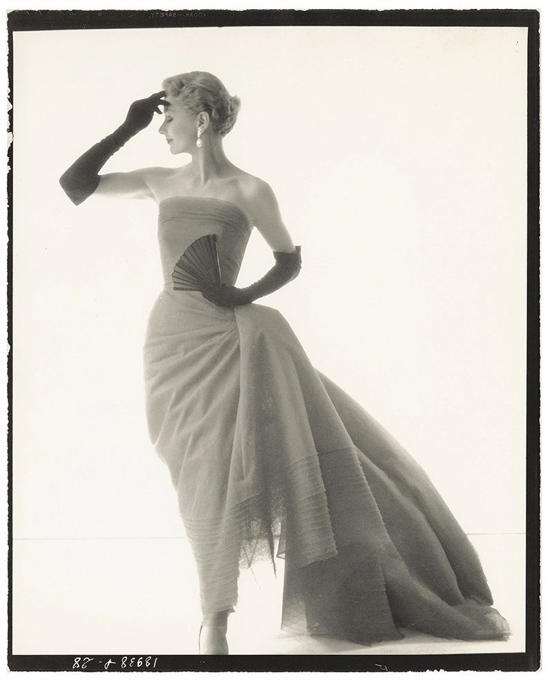 Irving Penn, Lisa Fonssagrives en robe par Antonio del Castillo pour Lanvin, 1949 Variante couleur en couverture de Vogue US, 1er novembre 1949 Tirage gélation-argentique Prêt issu des archives de Tom Penn © Condé Nast