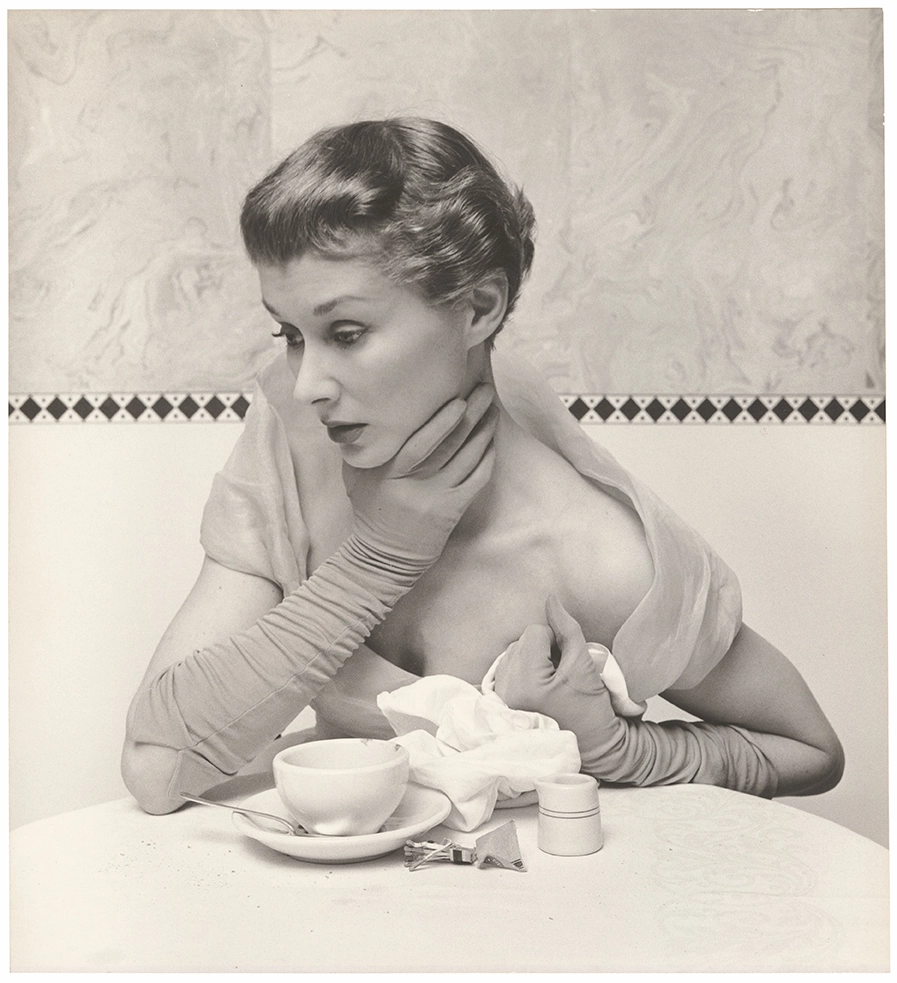 Irving Penn, Lisa Fonssagrives, « La coiffure Hamlet », Vogue US, 1er mars 1949 Tirage gélatino-argentique Prêt de l’Archive Tom Penn © Condé Nast