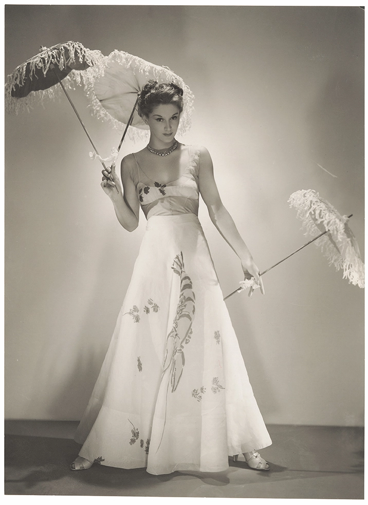 George Platt Lynes, Lisa Fonssagrives, en robe « Homard » Schiaparelli en organza blanc, Harper’s Bazaar, avril 1937 Tirage gélatino-argentique Prêt de l’Archive Tom Penn © The George Platt Lynes Estate